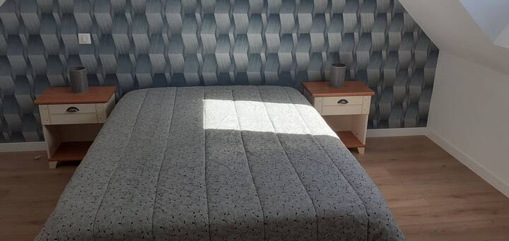 חדר שינה ראשי עם מיטה 140x190