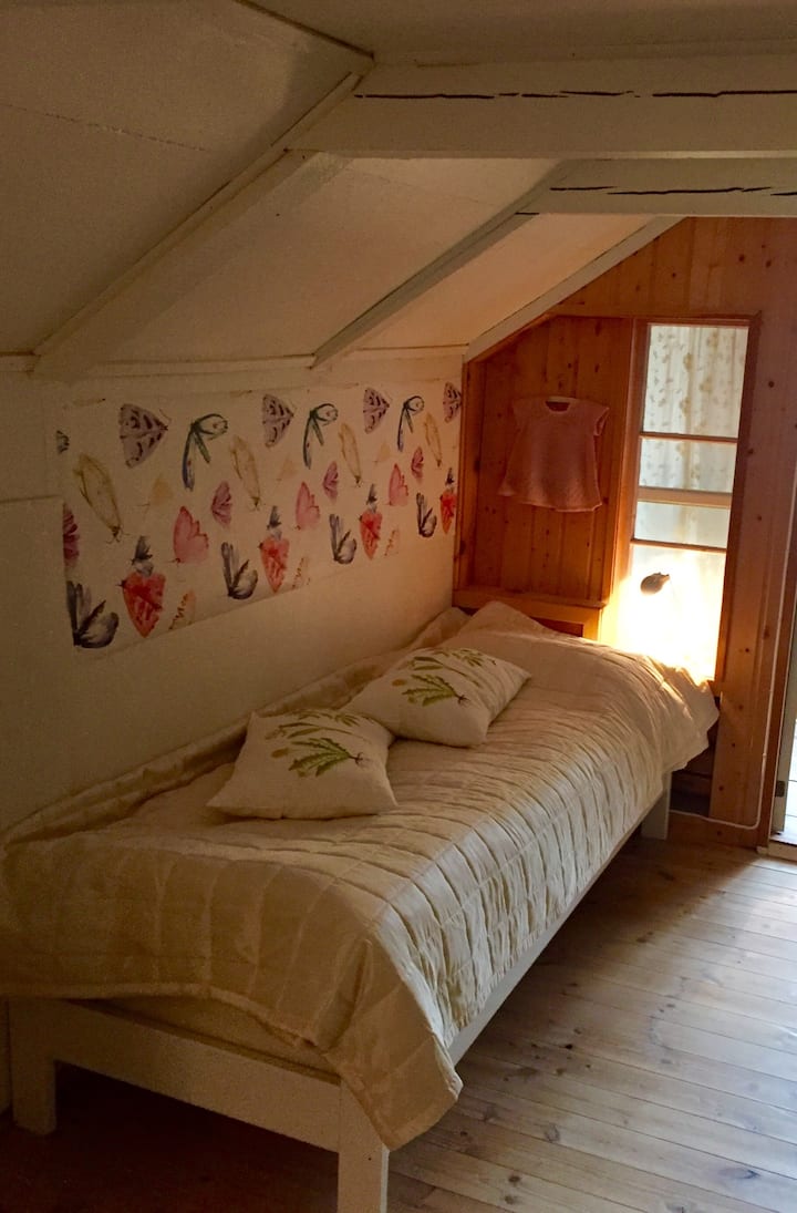 Una cama individual en la habitación junto al dormitorio I