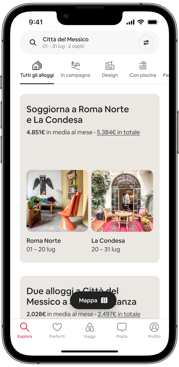 Lo schermo di un telefono cellulare mostra un Soggiorno collegato. Lo schermo dice "Soggiorna a Roma Norte e La Condesa" e mostra il prezzo del viaggio e le immagini di due aree patio luminose e colorate, ma diverse, a Città del Messico. Sotto c'è il pulsante "Mappa".