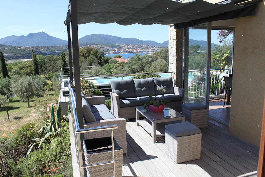 Terrasse en extérieure exposée sud/est, vue sur Propriano, le golfe du Valinco