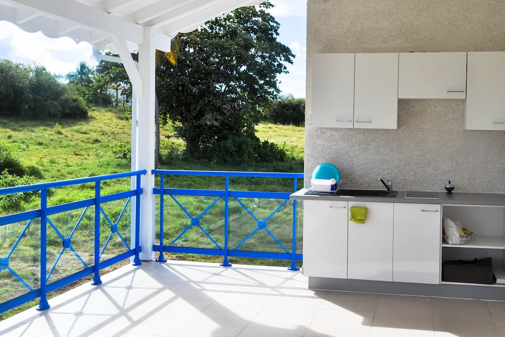 La cuisine équipée sur la terrasse