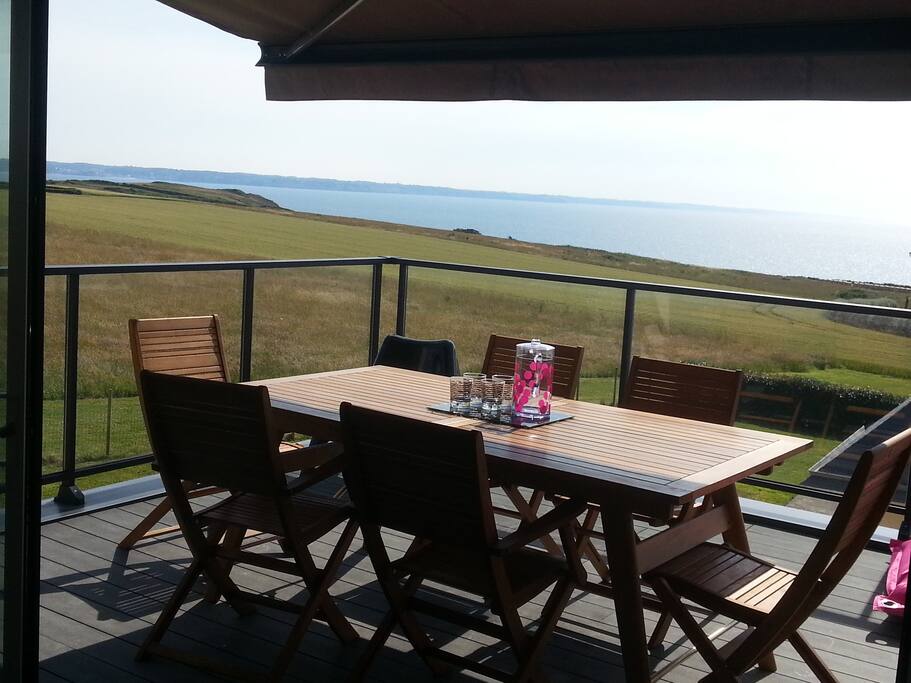 Vue panoramique de la terrasse sur la baie de Douarnenez