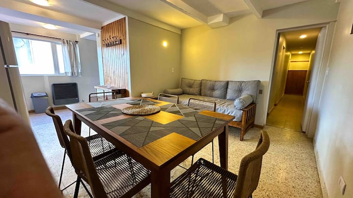 Dnevni boravak blagovaonica sa stolom za 6 osoba, TV-om 43” HD i udobnim kaučem na razvlačenje 1,9 x 0,9 mt. 
