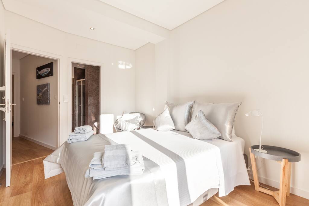 GREY ROOM WITH BALCONY BATHROOM