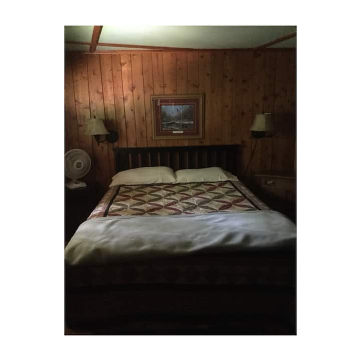 Საძინებელი 1 ორადგილიანი საწოლით, რომელიც მდებარეობს სახლის უკანა ბოლოში