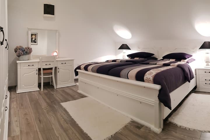 מיטת קינג סייז מלאה בחדר שינה נפרד.