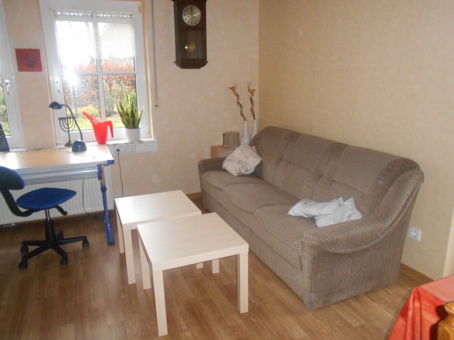Im Wohn-/Esszimmer steht ein ausklappbares Sofa als weitere Schlafmöglichkeit