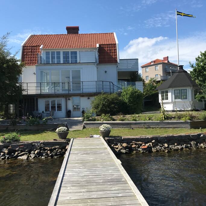 Lägenheten är på nedersta våningen, markplan/källaren, i villan med egen ingång.