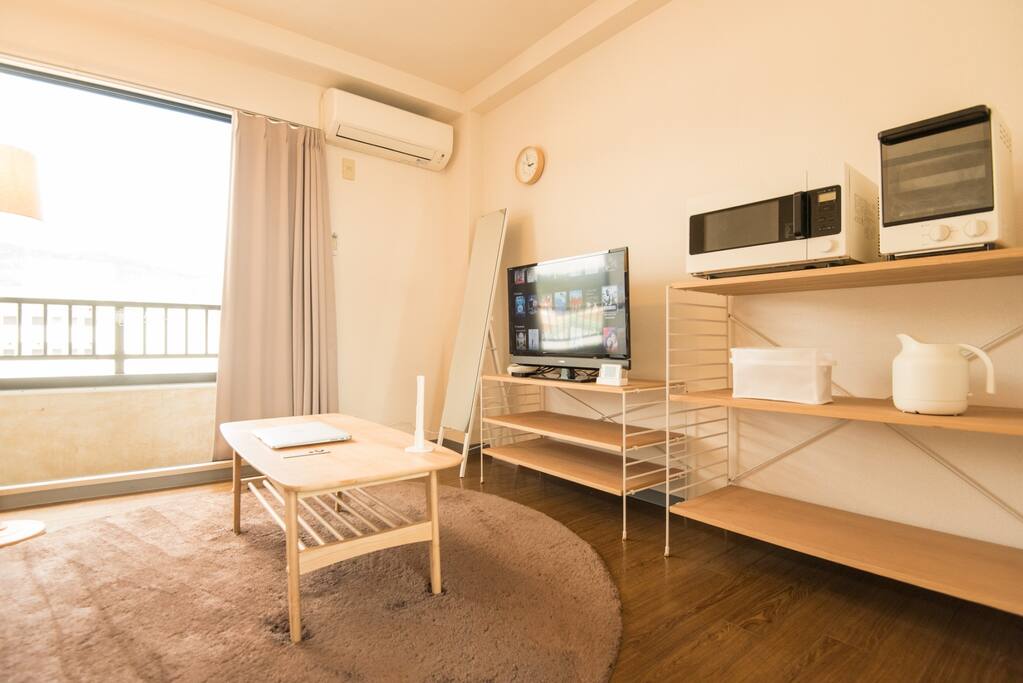 There's a double bed (140×200cm) and a mattress in the closet.双人床尺寸为(140×200cm),衣橱内另外备有日式床垫。