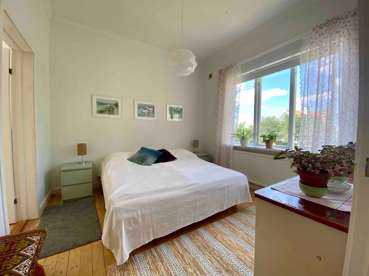 Spavaća soba 2. 
Postoje dva kreveta za jednu osobu (90 cm) koji se mogu razdvojiti ili biti kao bračni krevet. Tu je i agencija za odlaganje odjeće. 