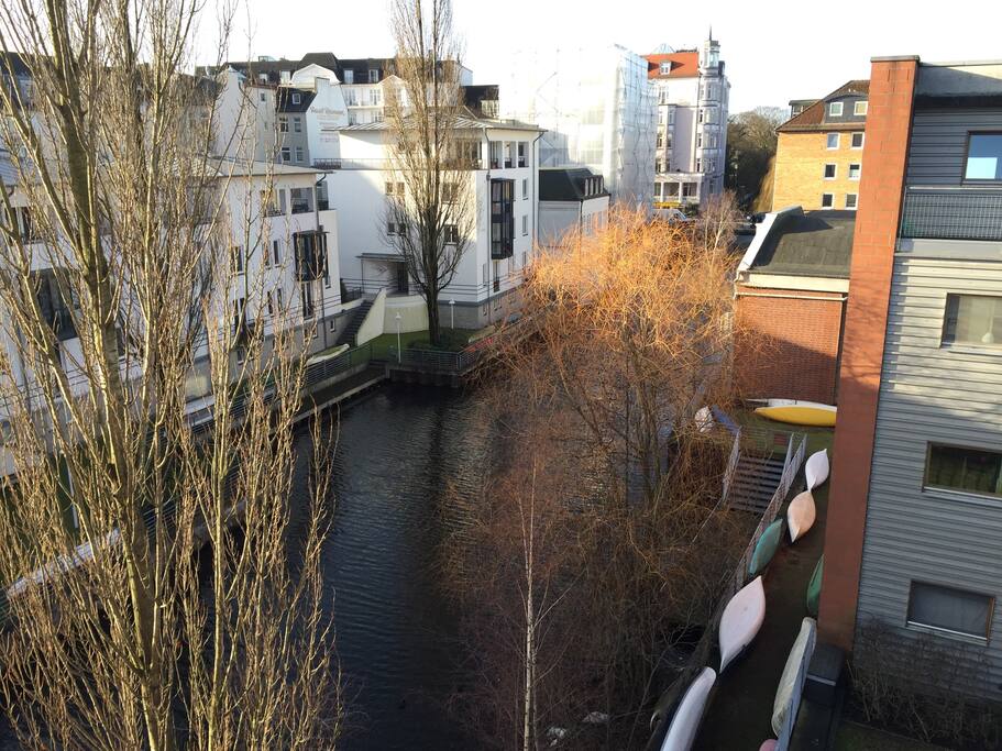Von der Terrasse gibt's auch einen Blick auf den Bootssteg, für den auch ein Schlüssel vorhanden ist