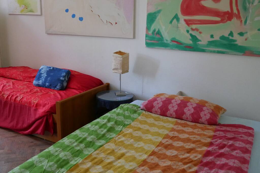 Großes Bett und Einzelbett im Gästezimmer