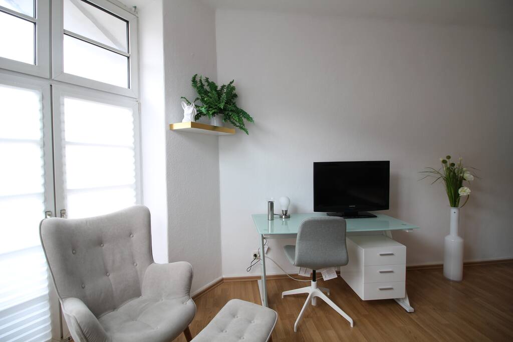 komfortable Sitzecke mit Schreibtisch // comfortable sitting area with desk
