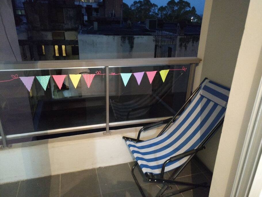 Balcón con sillones. Contra frente con vista al río.
