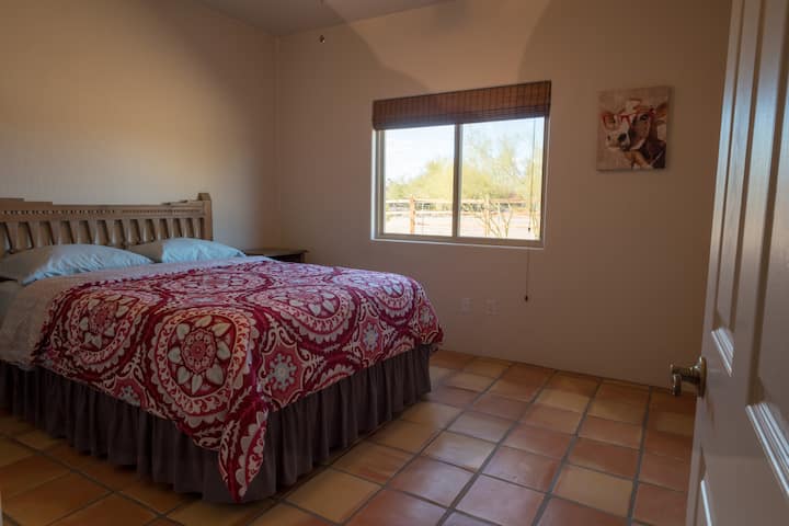 Vista del rancho de caballos al lado desde el dormitorio #2.
