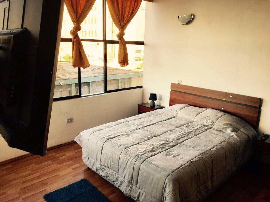 Dormitorio cama matrimonial sin baño, TV 49” Smartv (Netflix)