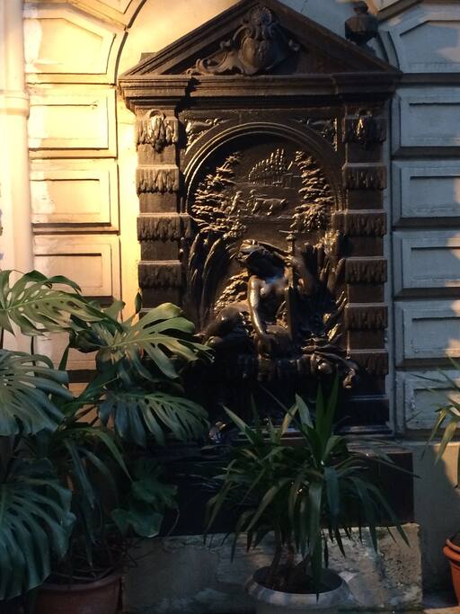 la fontaine de la cour est classée aux monuments historiques!