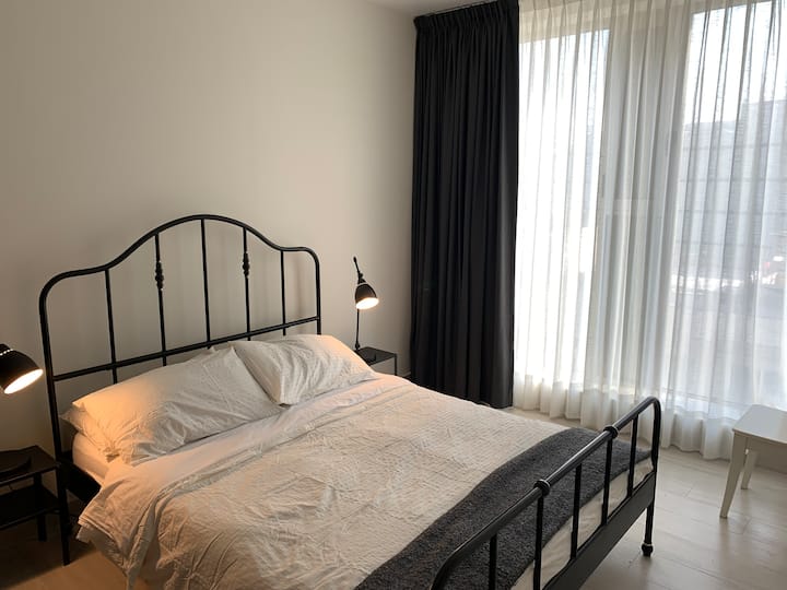 Esta es la habitación principal, totalmente renovada el 22 de septiembre, cama nueva, lámpara de noche, curtins.