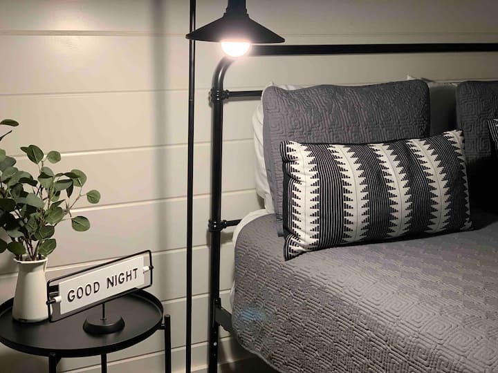 ห้องมาสเตอร์สวีทนี้เหมาะสำหรับการพักผ่อนหลังจากเดินป่ามาทั้งวันหรือสำรวจทุกอย่างที่โบรเคนโบว์มีให้