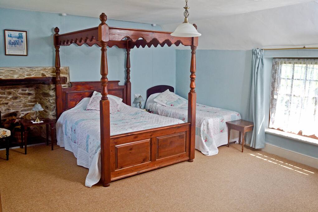 Double 4 poster bed & single bed