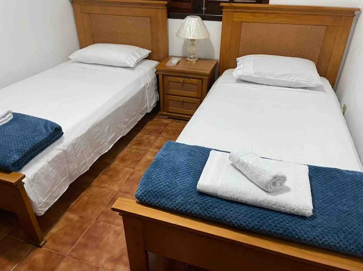 Bovenslaapkamer met twee eenpersoonsbedden en inbouwkast. 
Het omvat het gebruik van een handdoekenset (bad en gezicht).