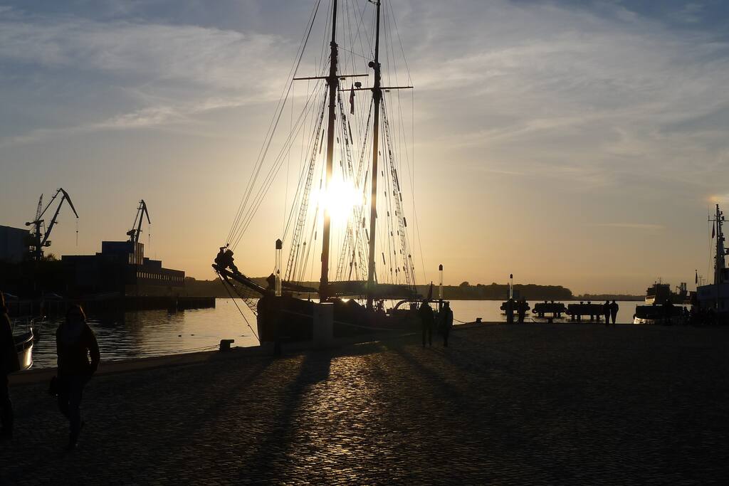´Ende eines schönen Urlaubstages: Sonnenuntergang im Alten Hafen Wismar