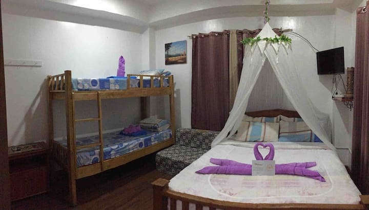 Habitación 1.
Ubicada en la planta baja con aire acondicionado, baño, TV fría y de pantalla plana  adecuada para 4 personas .