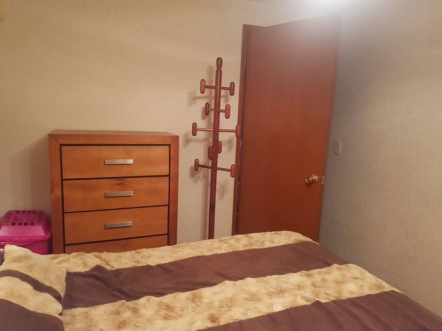 Perchero y cajones para que puedan guardar sus pertenencias