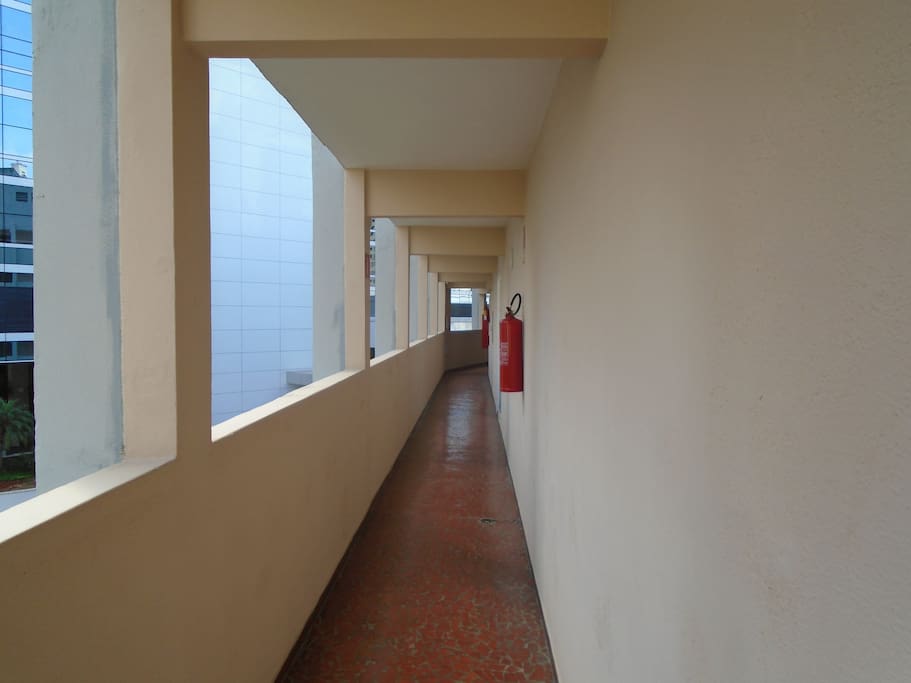 Corredor de acesso ao apartamento lá no final fica o elevador. (05/2018)
