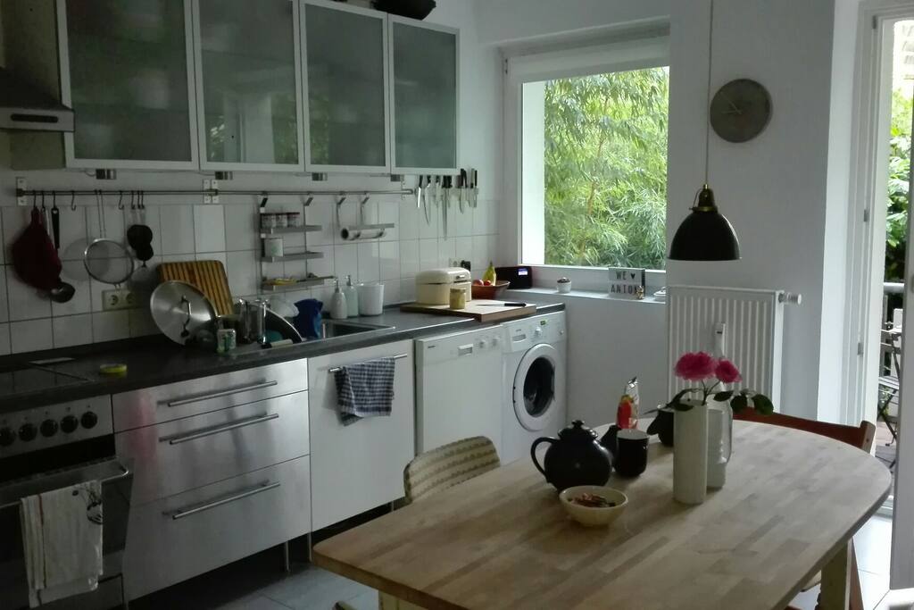 Küche mit Zugang zum Garten