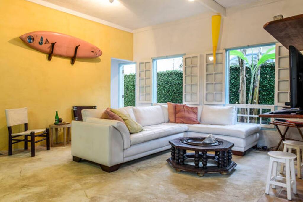 Sala ampla e arejada com TV / Large and airy living room with TV