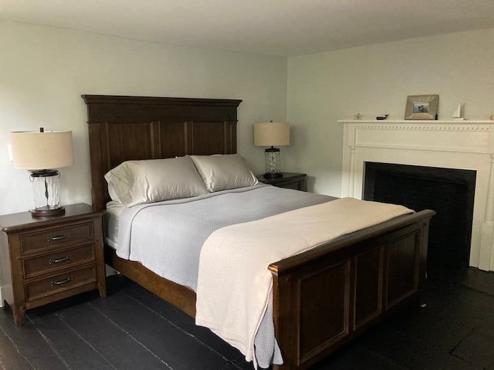 מיטת קווין סייז בחדר השינה הראשי - יחידת מיזוג אוויר ללא צינור