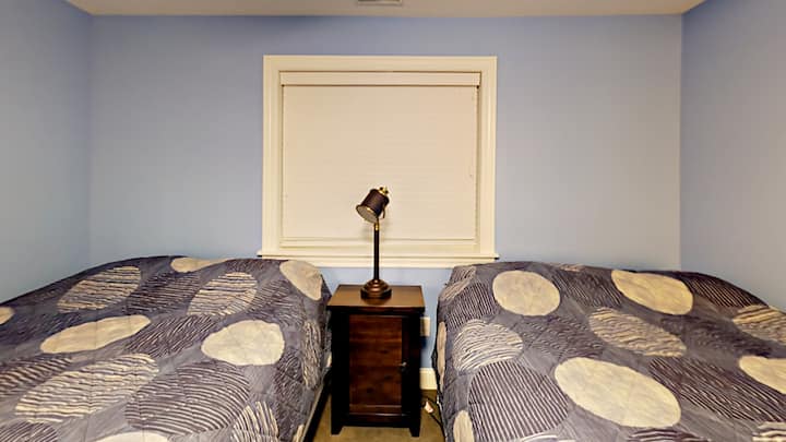 Dormitorio 2 ubicado en la planta baja. 
- Se proporcionarán sábanas y fundas de almohada. 
- También hay almohadas y edredones en las camas.