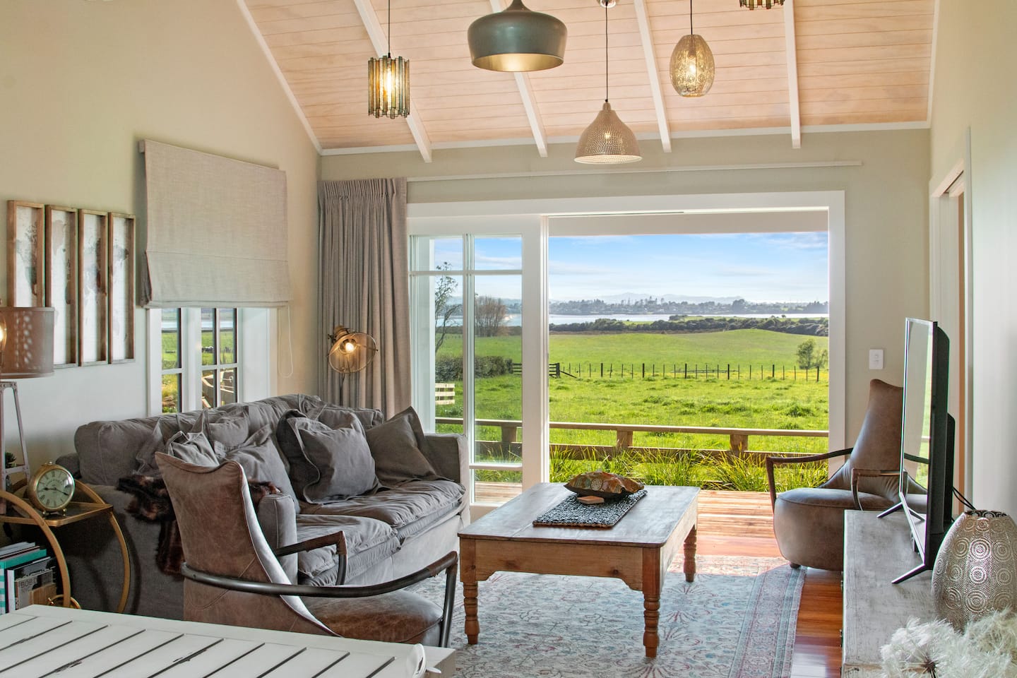 Karaka Seaview Cottage 1