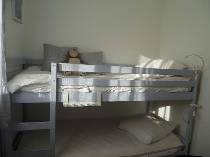 De kleine kinderslaapkamer aan de tuinkant heeft twee stapelbedden. Ze zijn twee meter lang.