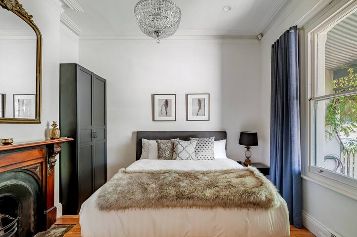 Luxurious Terrace Home: Central Melbourne Oasis gallery image 3