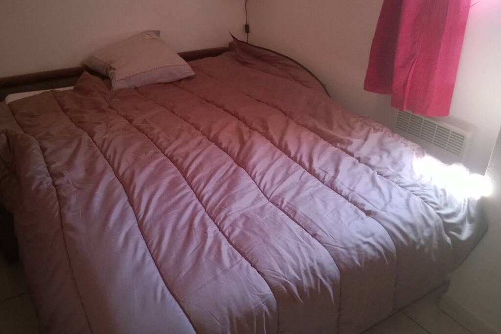 La chambre avec le lit installé