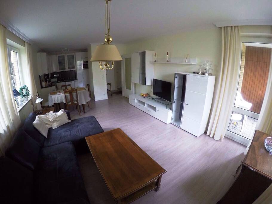 Wohnzimmer (Schlafcouch) mit Zugang zum Balkon