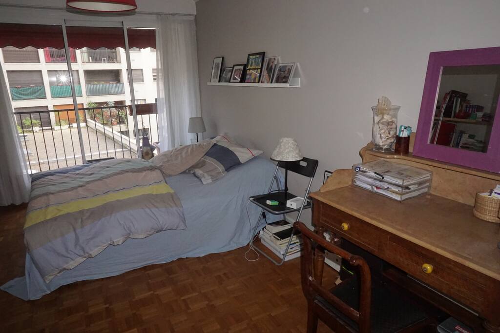 chambre parentale isolée phoniquement donnant sur cours