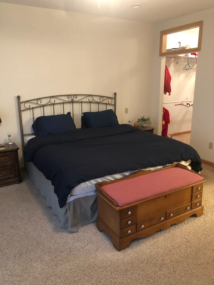 Dormitorio principal: cama tamaño king y TV de50pulgadas.