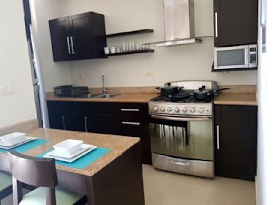 cocina, estufa, refrigerador, microondas.