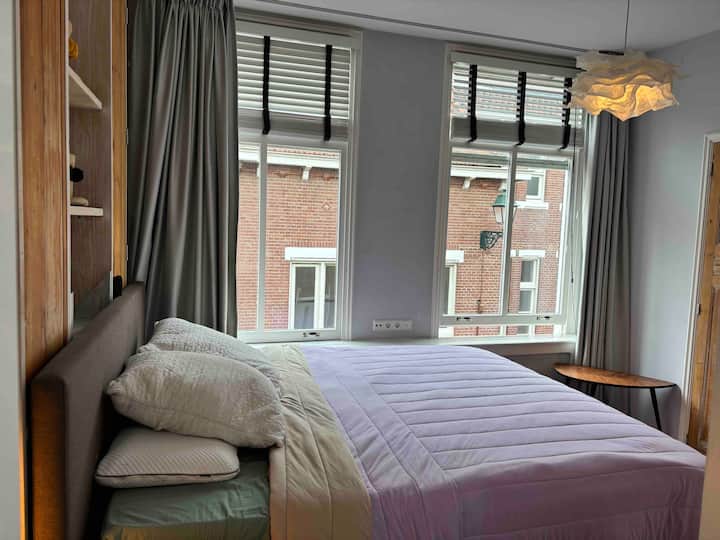 Dormitorio con cama tamaño king en el primer piso