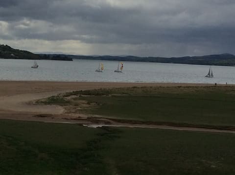 Beachfront apartment, Fahan-with pathway to beach!