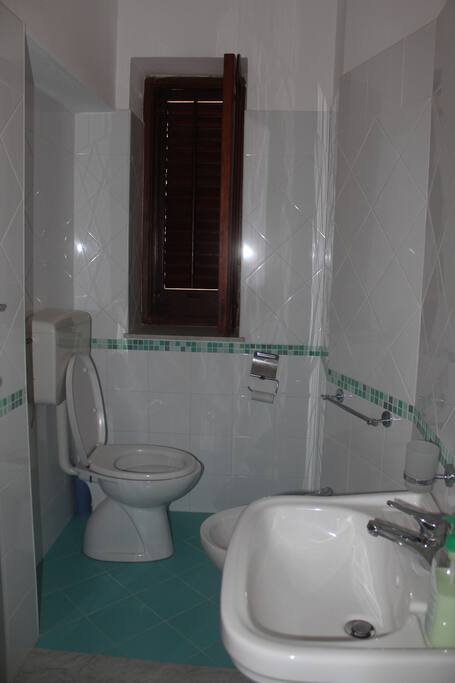 Bagno "al piano primo senza doccia"