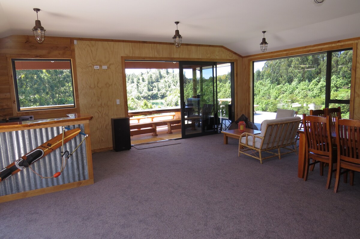 Popular Airbnb listing: Stunning & Private Barefoot Lodge, Lake Rotoehu in Rotorua District North