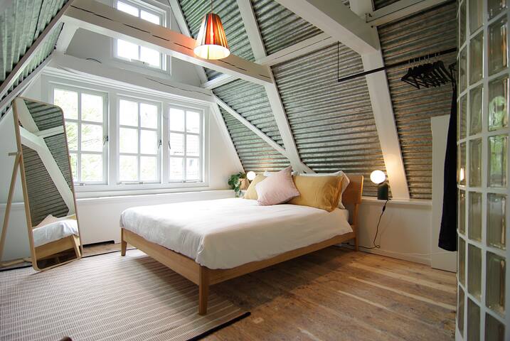 Stunning Designer Apartment, Downtown Location gallery image 4