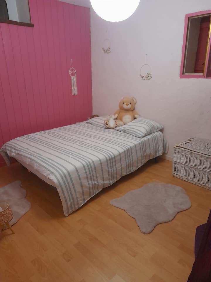 卧室n 4
 Boxspring slats
床垫140 （ 2022年9月全新）
可以在90分钟内增加1张床 
（请在预订时提出申请！
每个假期都经过消毒床垫
一次性床垫/枕套
床单包括
带安全钥匙的窗户 