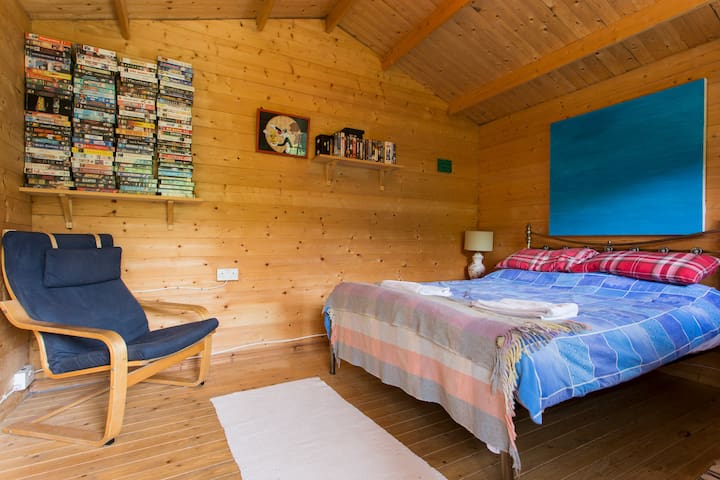 Three log cabins with WC and Sauna and Treehouse