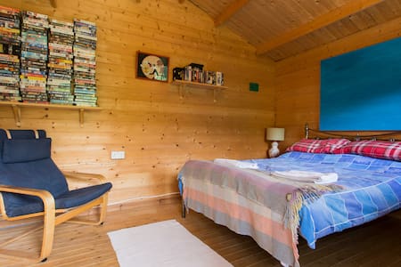 Three log cabins with WC and Sauna and Treehouse