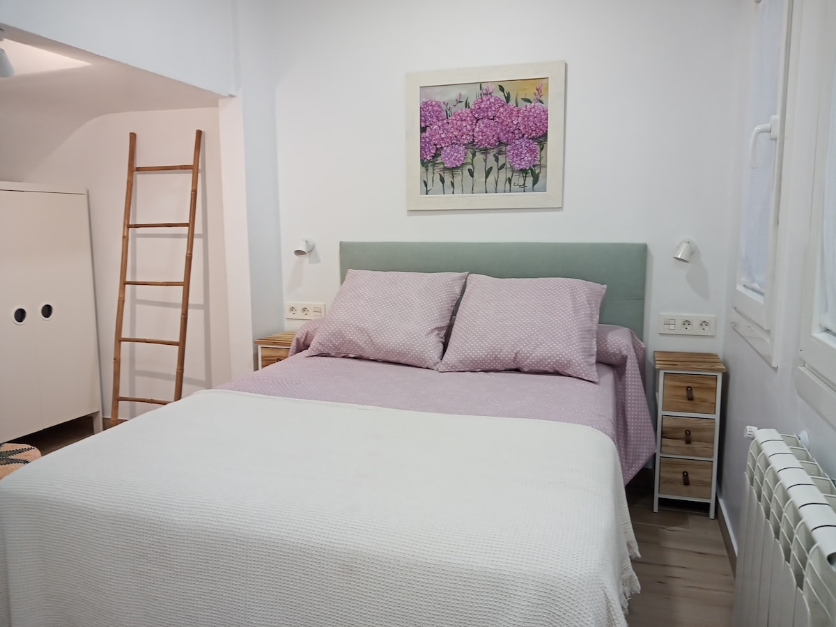 舒适的卧室配有双人床